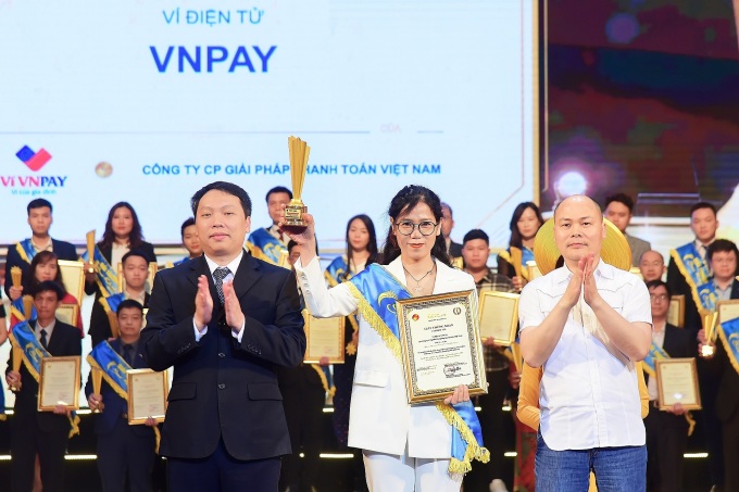 Bà Nguyễn Thị Thu Hương nhận Giải thưởng Sao Khuê 2022. Ảnh: VNPAY