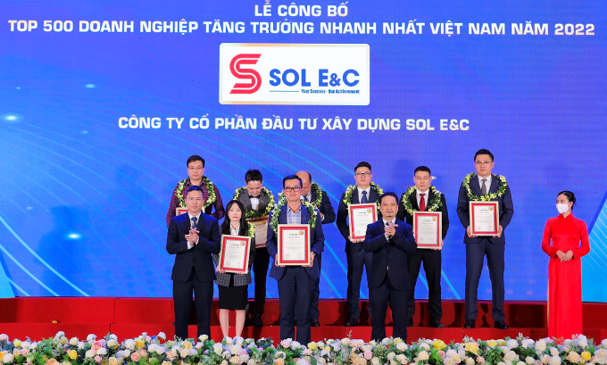 Đại diện công ty Xây dựng SOL E&C nhận danh hiệu top 500 doanh nghiệp lớn nhất Việt Nam. Ảnh: SOL E&C