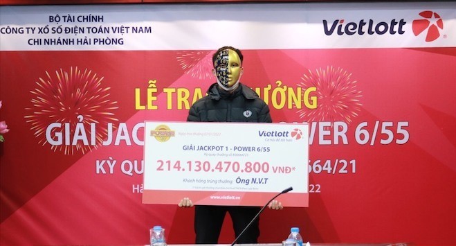 Anh N.V.T nhận giải thưởng hơn 300 tỷ đồng. Ảnh: Vietlott