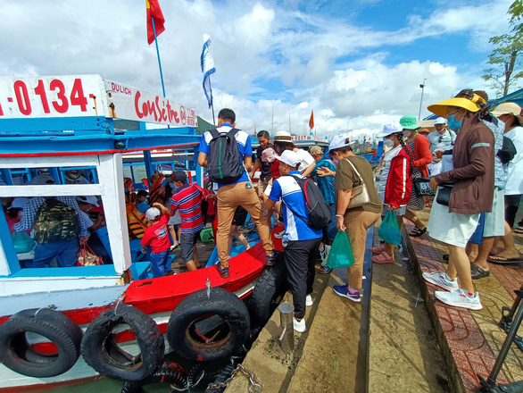 Du khách ùn ùn đi tour đảo Nha Trang dù trời mưa - Ảnh 3.