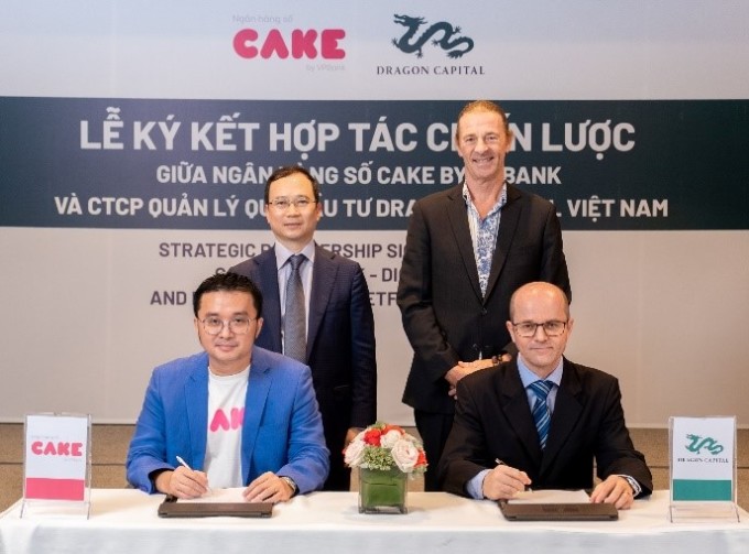 Lễ ký kết hợp tác chiến lược giữa ngân hàng số Cake By VPBank và Công ty Cổ phần Quản lý Quỹ Đầu tư Dragon Capital Việt Nam. Ảnh: Cake by VPBank