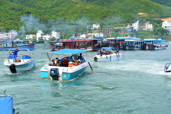 Du khách ùn ùn đi tour đảo Nha Trang dù trời mưa - Ảnh 4.