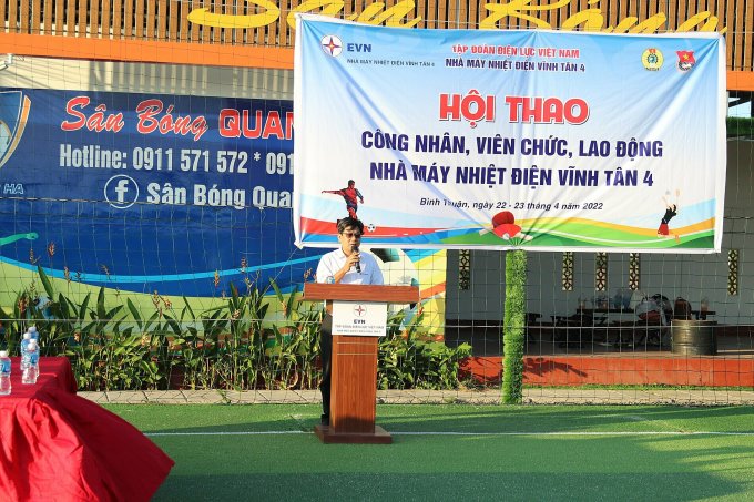 Ông Trần Ngọc Hưởng - Phó giám đốc, Chủ tịch Công đoàn nhà máy đại diện ban tổ chức hội thao phát biểu khai mạc.