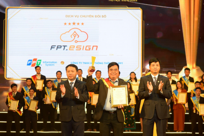 Đại diện FPT.eSign nhận giải Sao Khuê 2022. Ảnh: FPT IS