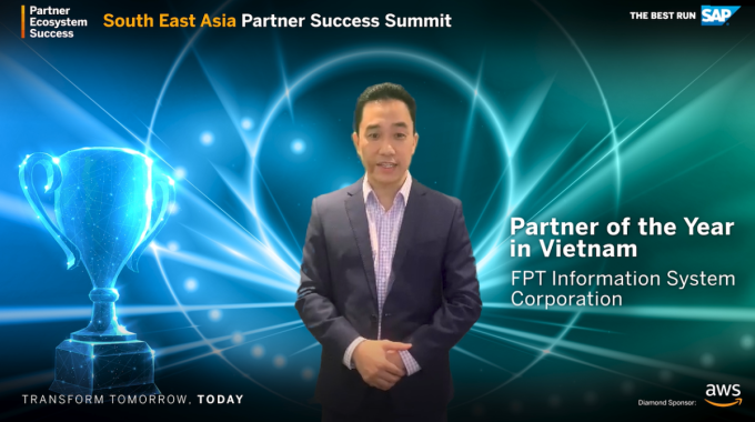 Ông Nguyễn Hồng Việt - Tổng giám đốc SAP Việt Nam công bố giải thưởng Partner of the Year 2021 dành cho FPT IS. Ảnh chụp màn hình