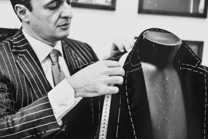 Master tailor của Brioni sẽ may đo trực tiếp cho 10 khách tại sự kiện. Ảnh: Brioni