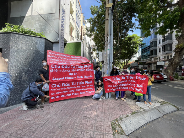 Người mua căn hộ dự án Ascent Plaza treo băng rôn đòi quyền lợi - Ảnh 1.