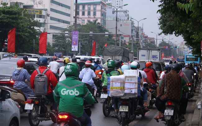 Ngày làm việc cuối cùng trước nghỉ lễ, khách 'kêu trời' vì book xe mòn mỏi không tài xế nào nhận chuyến - Bắt 1 cuốc xe đợi hàng giờ, giá tăng gấp 2-3 lần ngày thường