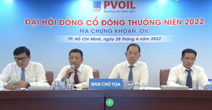 Ban lãnh đạo PVOil trả lời cổ đông tại cuộc họp đại hội đồng cổ đông thường niên 2022, ngày 28/4. Ảnh: Anh Minh