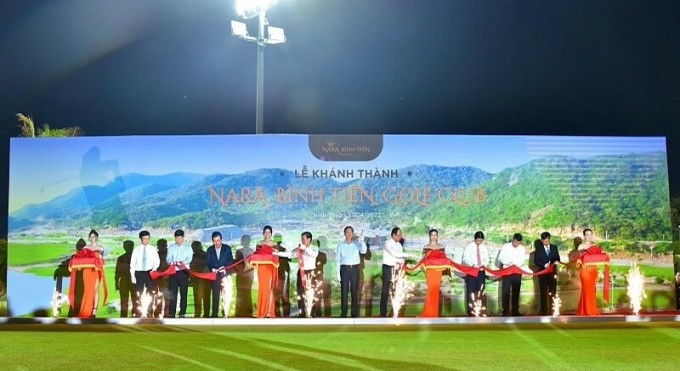 Cấc đại biểu cắt băng khánh thành sân golf Nara Binh Tien Golf Club tối 17/4. Ảnh: XIN TÊN NGƯỜI CHỤP