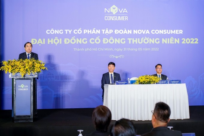 Ông Nguyễn Hiếu Liêm, Chủ tịch HĐQT Nova Consumer phát biểu trong Đại hội đồng cổ đông thường niên 2022. Ảnh: NCG