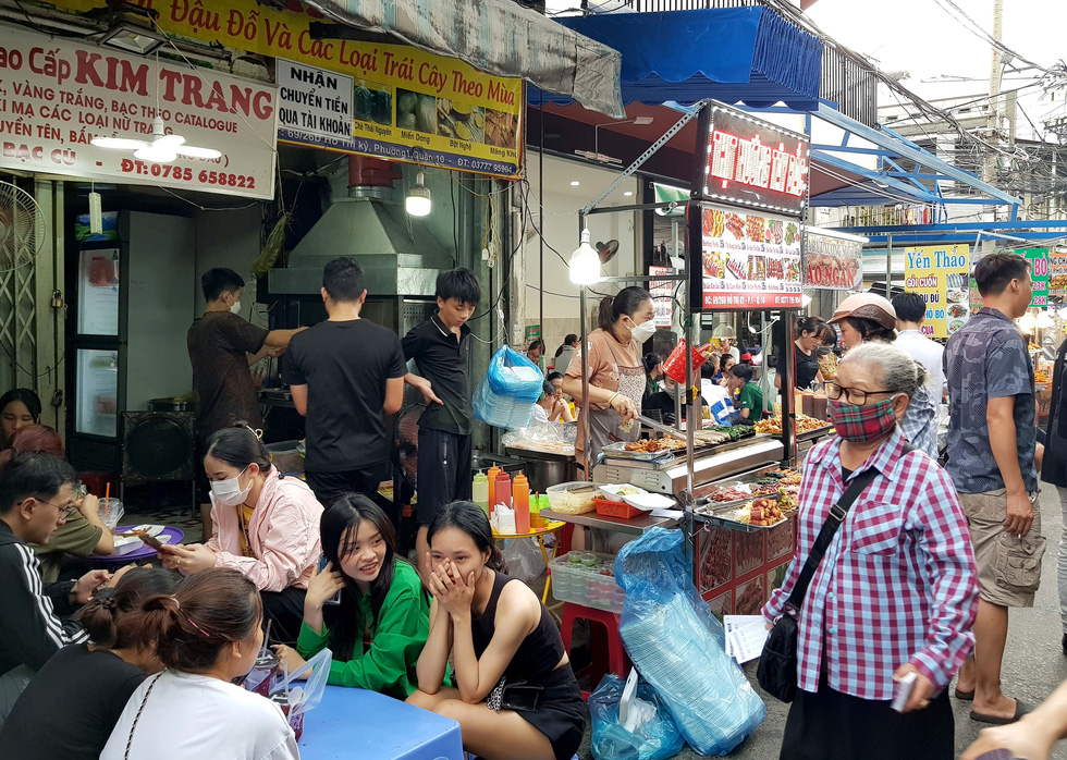 Chợ ở Sài Gòn đã ‘vui trở lại’, sáng đèn buôn bán đến khuya - Ảnh 3.