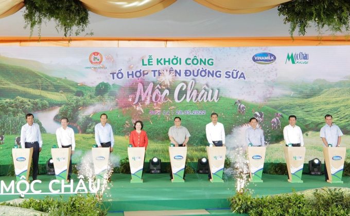 Các khách mời thực hiện nghi lễ khởi công tổ hợp thiên đường sữa. Ảnh: Ngọc Thành