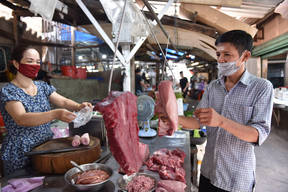 Xăng tăng kỷ lục, cà phê, cơm sườn, hủ tiếu... tăng theo, chợ buồn vắng khách - Ảnh 4.