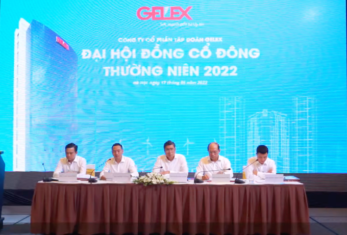 Ông Nguyễn Văn Tuấn, CEO Gelex (ngồi thứ hai từ bên trái), trả lời câu hỏi cổ đông tại phiên họp thường niên tổ chức sáng 12/5. Ảnh chụp màn hình