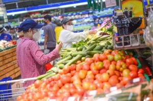 Món nào giá cũng tăng, các nhà bán lẻ vừa níu giá vừa... than trời  - Ảnh 1.