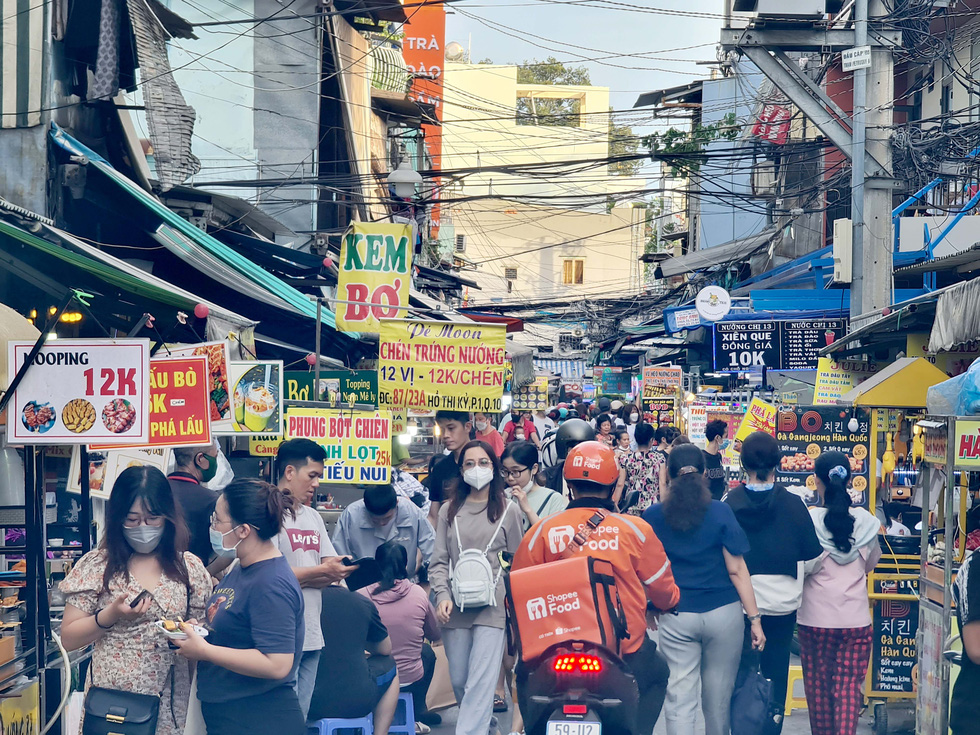 Chợ ở Sài Gòn đã ‘vui trở lại’, sáng đèn buôn bán đến khuya - Ảnh 1.