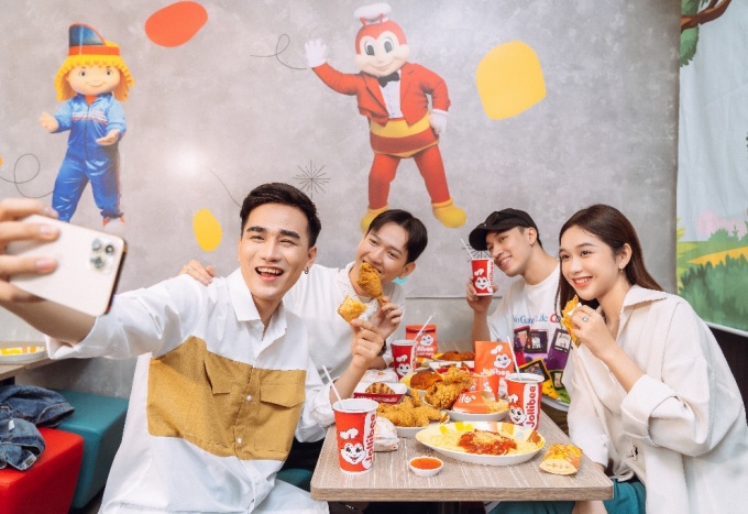 Khách hàng check-in tại cửa hàng Jollibee Việt Nam. Ảnh: Jollibee