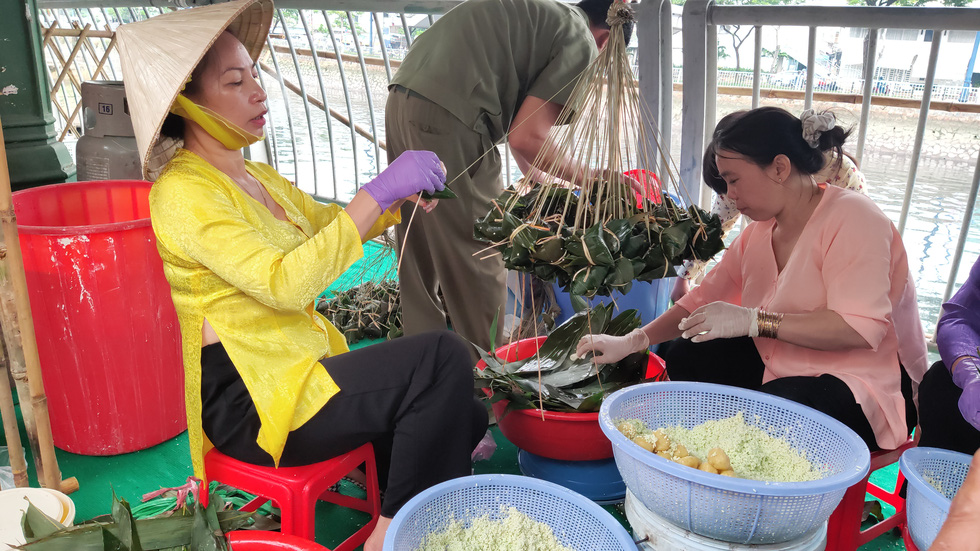 Ghé bến Bình Đông thưởng thức bánh trái đặc sản ở chợ trên bến dưới thuyền - Ảnh 3.