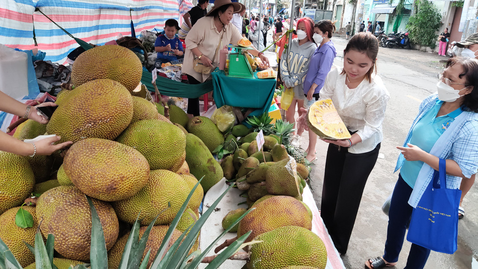 Ghé bến Bình Đông thưởng thức bánh trái đặc sản ở chợ trên bến dưới thuyền - Ảnh 5.