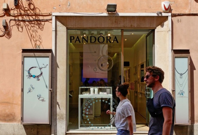 Một cửa hàng của Pandora ở Rome, Italy, vào ngày 7/8/2018. Ảnh: Reuters