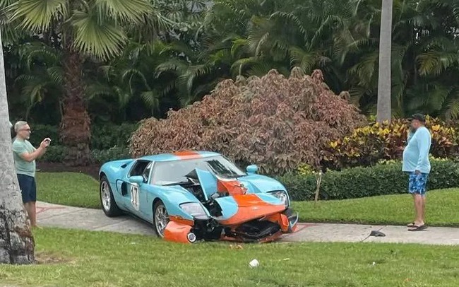 Dân chơi Mỹ đâm nát đầu siêu xe Ford GT trị giá 16 tỷ vì ‘không quen’ số sàn