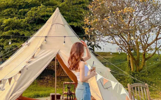 Trải nghiệm quán cà phê camping hot nhất tại Hà Nội: Ngồi bãi sông Hồng nhưng cứ ngỡ đang ở giữa Seoul