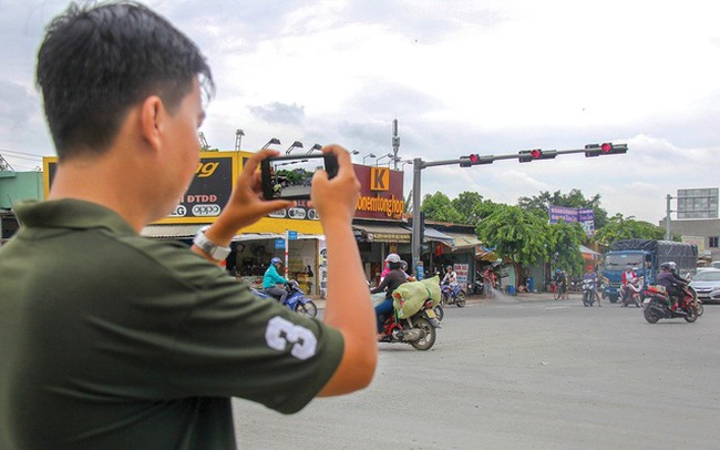 Camera chạy bằng 'cơm' được dịp chạy hết công suất: Công an quận Thanh Xuân xử phạt lái xe ô tô đi vào đường cấm thông qua tin báo Facebook