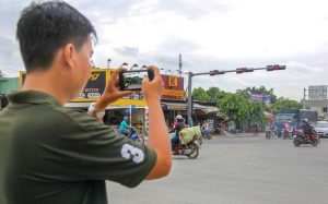 Camera chạy bằng 'cơm' được dịp chạy hết công suất: Công an quận Thanh Xuân xử phạt lái xe ô tô đi vào đường cấm thông qua tin báo Facebook