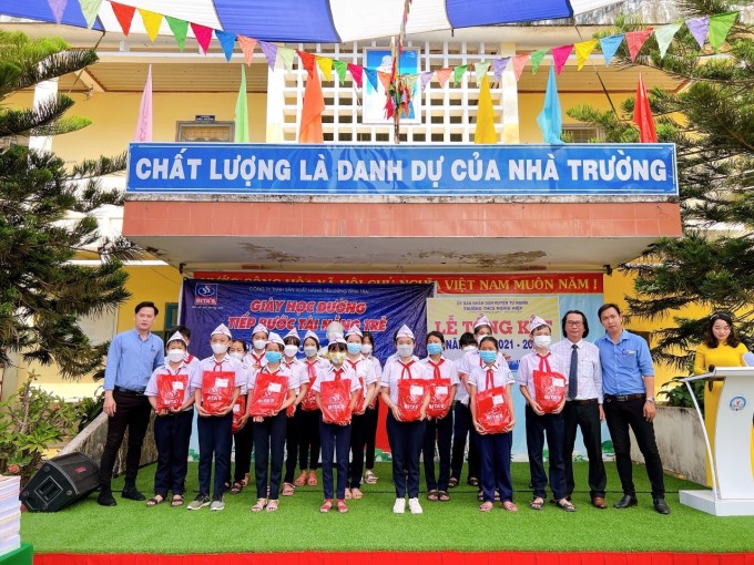 Đại diện Bitas chụp ảnh lưu niệm cùng thầy cô và các em học sinh trường THCS Nghĩa Hiệp, huyện Tư Nghĩa, Quảng Ngãi trong chương trình Giày học đường - Tiếp bước tài năng trẻ 2022. Ảnh: Bitas