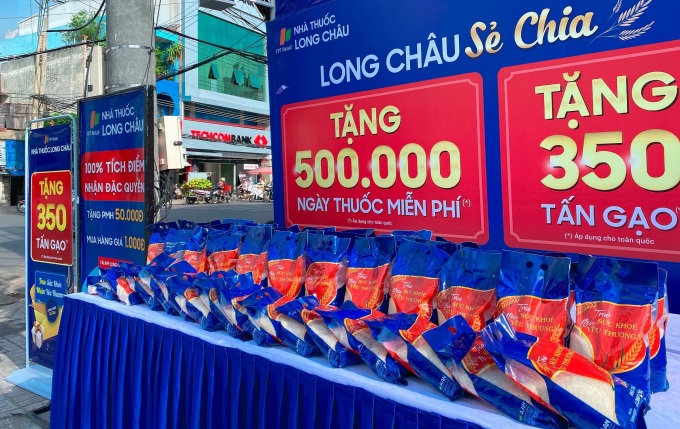 Những phần quà trong chương trình Long Châu sẻ chia. Ảnh: FPT Long Châu