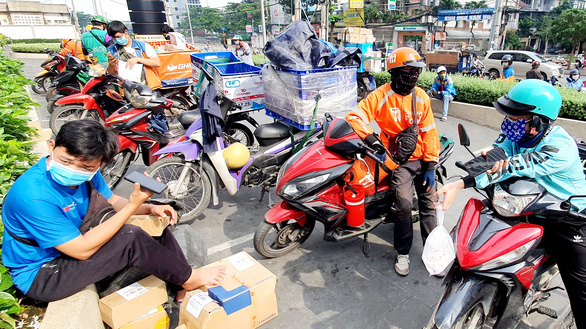 Giữ chân tài xế, Be giảm chiết khấu, Grab và Gojek tặng phiếu xăng - Ảnh 1.