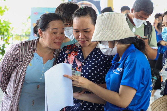 Công nhân tranh thủ mua dầu ăn, nước mắm... giảm giá tại Chợ phiên Không tiền mặt - Ảnh 3.