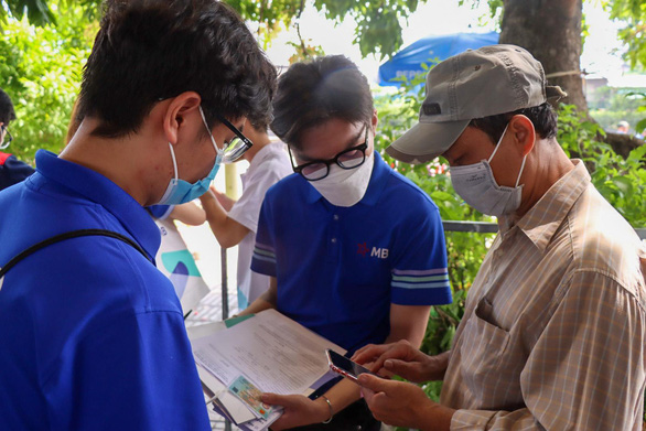 Công nhân hào hứng trải nghiệm dịch vụ và trò chơi tại Chợ phiên Không tiền mặt - Ảnh 7.