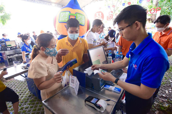 Tưng bừng khai mạc Chợ phiên Không tiền mặt dành cho công nhân - Ảnh 6.