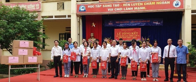 Đại diện Bitas chụp ảnh lưu niệm cùng thầy cô và các em học sinh trường phổ thông dân tộc bán trú THCS Sơn Thủy, huyện Văn Bàn, Lào Cai trong chương trình Giày học đường - Tiếp bước tài năng trẻ 2022. Ảnh: Bitas