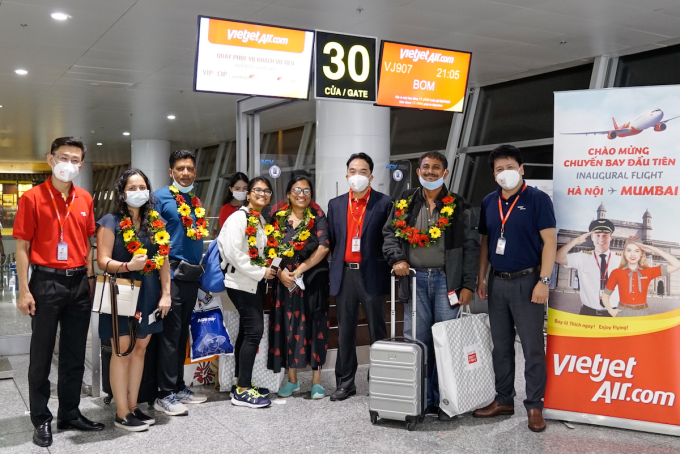 Lãnh đạo và phi hành đoàn Vietjet chào đón những hành khách trên chuyến bay đầu tiên từ Hà Nội đến Mumbai tại sân bay quốc tế Nội Bài. Ảnh: Vietjet