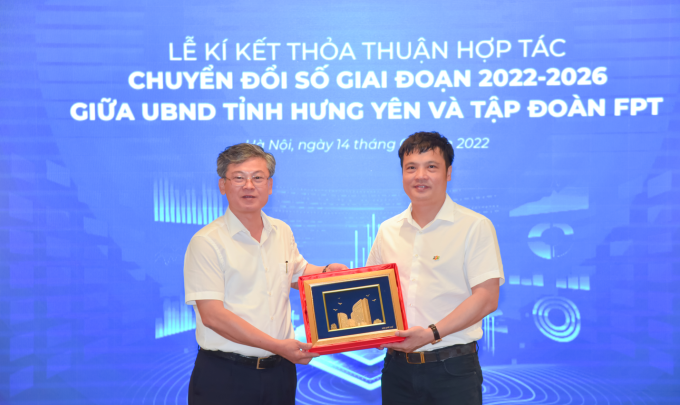 Ông Nguyễn Duy Hưng, Phó Chủ tịch UBND tỉnh Hưng Yên (trái) và ông Nguyễn Văn Khoa, Tổng Giám đốc FPT chụp ảnh kỷ niệm tại lễ ký kết. Ảnh: FPT