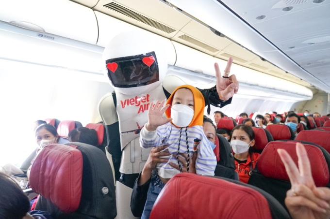 Không chỉ các bạn nhỏ, các hành khách bay cùng Vietjet trong dịp đặc biệt này cũng hào hứng ghi lại những hình ảnh cùng với các robot thân thiện.