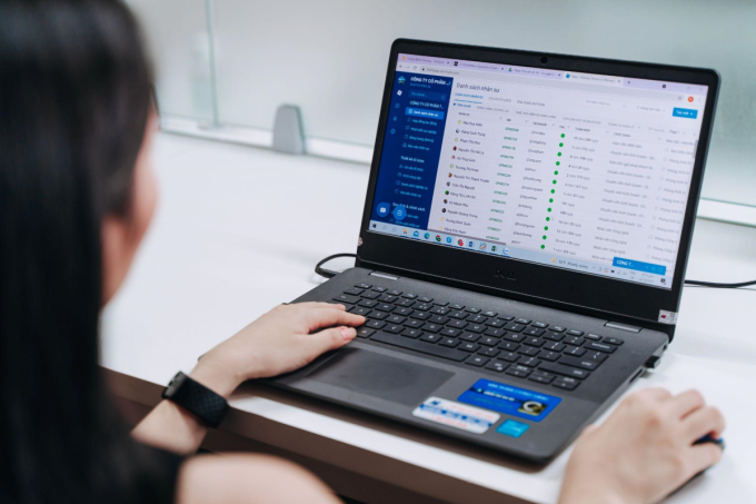 Một nhân viên đang sử dụng phần mềm để quản lý công tác nhân sự một cách tự động. Ảnh: Base