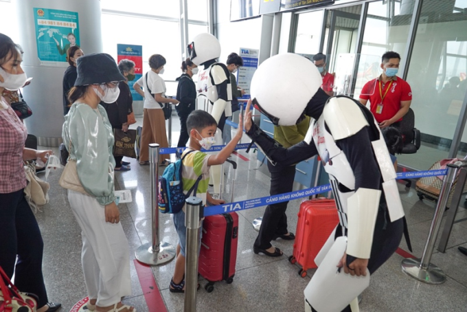 Ngay tại cửa ra tàu bay của Vietjet, nhiều bạn nhỏ đã hò reo vui mừng khi được chào đón bởi các chiến binh robot.