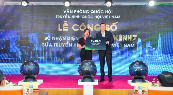 Ông Huỳnh Long Thủy tặng 100 thẻ VIP VieON cho bà Lê Thị Hương Giang - Phó tổng giám đốc Truyền hình Quốc hội.