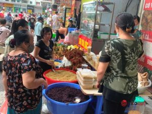 Tiểu thương bán đôi tạ rượu nếp, cả tấn vải hết veo ngày Tết Đoan Ngọ - Ảnh 1.