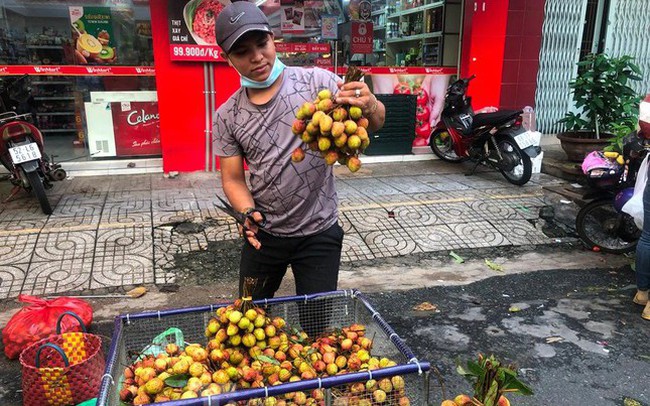 Trái cây vào hè: Sầu riêng rớt giá, vải đầu mùa rẻ bất ngờ