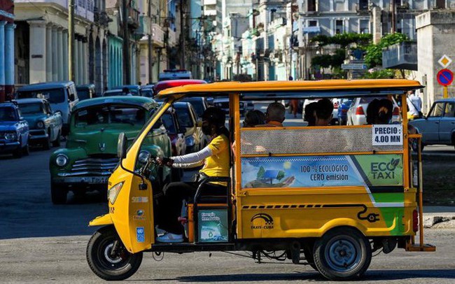 Xăng dầu khan hiếm, người dân Cuba chuyển sang dùng xe điện