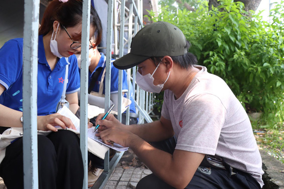 Công nhân hào hứng trải nghiệm dịch vụ và trò chơi tại Chợ phiên Không tiền mặt - Ảnh 9.