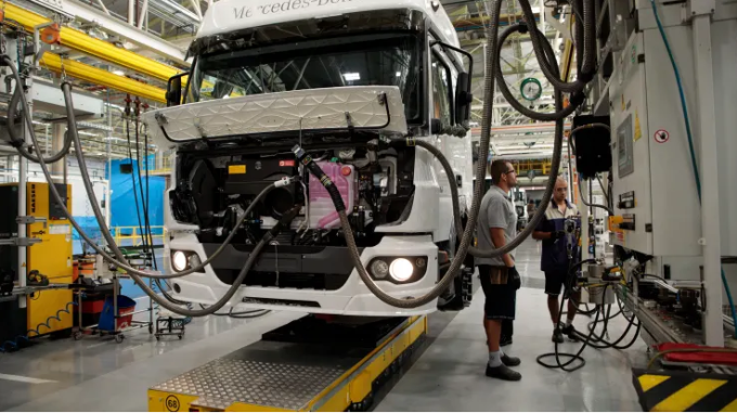 Sự gián đoạn chuỗi cung ứng đang khiến sản xuất bị tồn đọng tại Daimler Trucks. Ảnh: Bloomberg