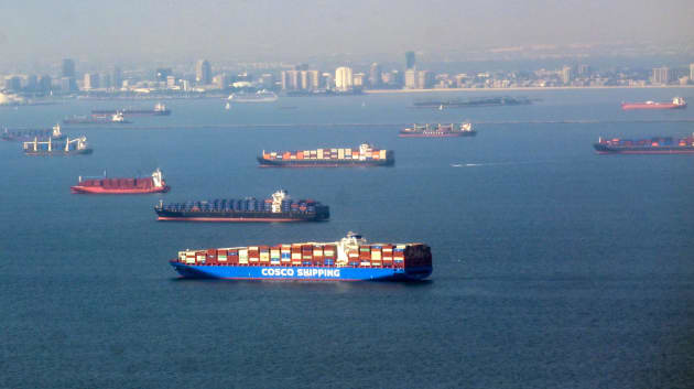 Các tàu chở hàng container ra khơi từ khu phức hợp cảng Long Beach, Los Angles. Ảnh: CNBC