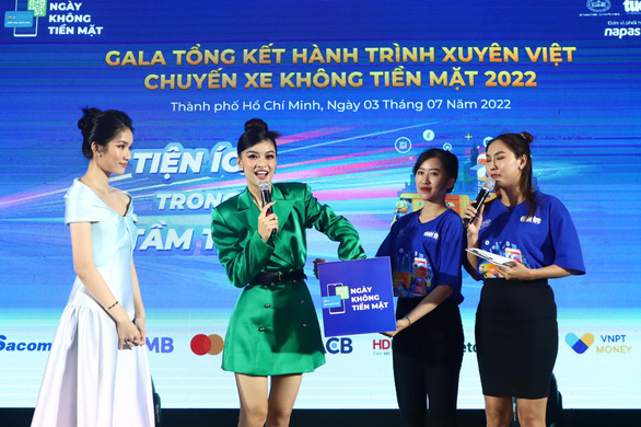 Khán giả hưởng ứng mạnh mẽ màn bốc thăm trúng thưởng ở Gala chuyến xe Không tiền mặt - Ảnh 2.