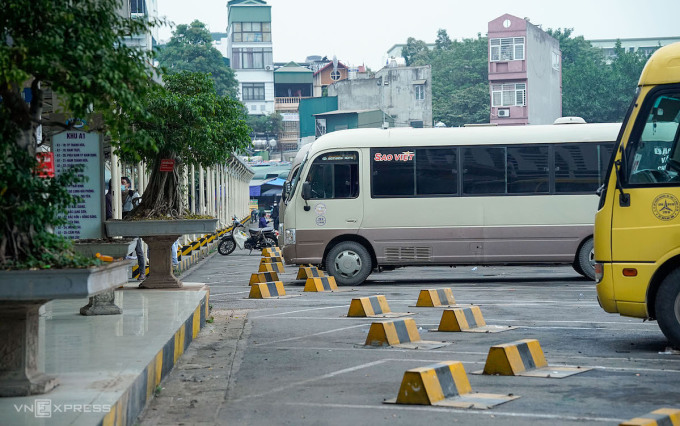 Xe khách nằm chờ ở bến xe Giáp Bát, Hà Nội. Ảnh: Phạm Chiểu